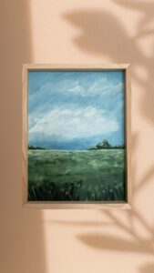 rozległa zielona łąka pod jasnym niebem obraz pejzażowy