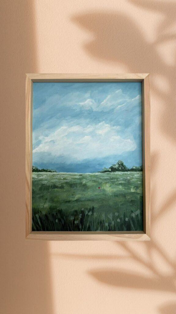 rozległa zielona łąka pod jasnym niebem obraz pejzażowy