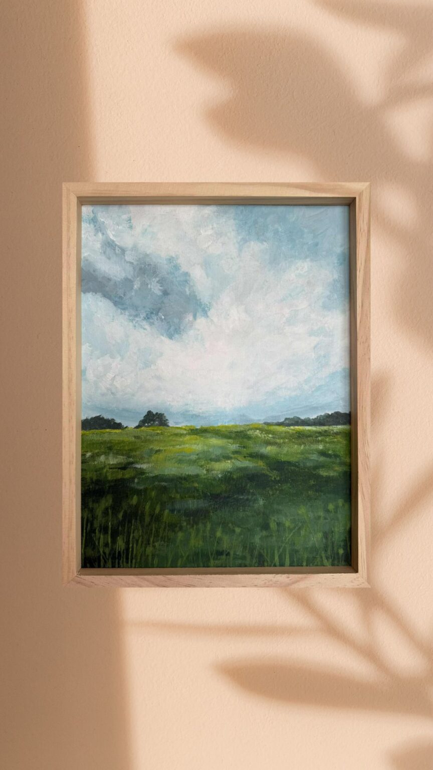 Obraz przedstawiający szeroki horyzont, błękitne niebo i soczystą, gęstą trawę – pejzaż pełen spokoj