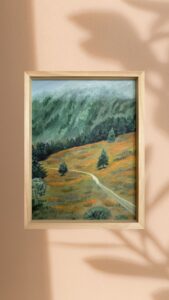 Wąska ścieżka prowadząca przez wzgórze, symbolizująca życiowy wybór i podążanie własną drogą