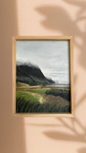 Zielone wzgórze pokryte gęstą mgłą o poranku, malowniczy krajobraz.