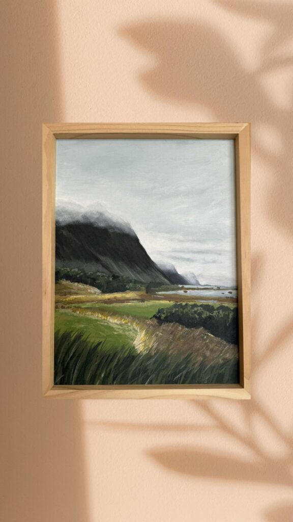 Zielone wzgórze pokryte gęstą mgłą o poranku, malowniczy krajobraz.