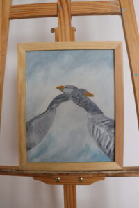 Obraz przedstawia dwie gęsi, których szyje splatają się w delikatnym geście bliskości.