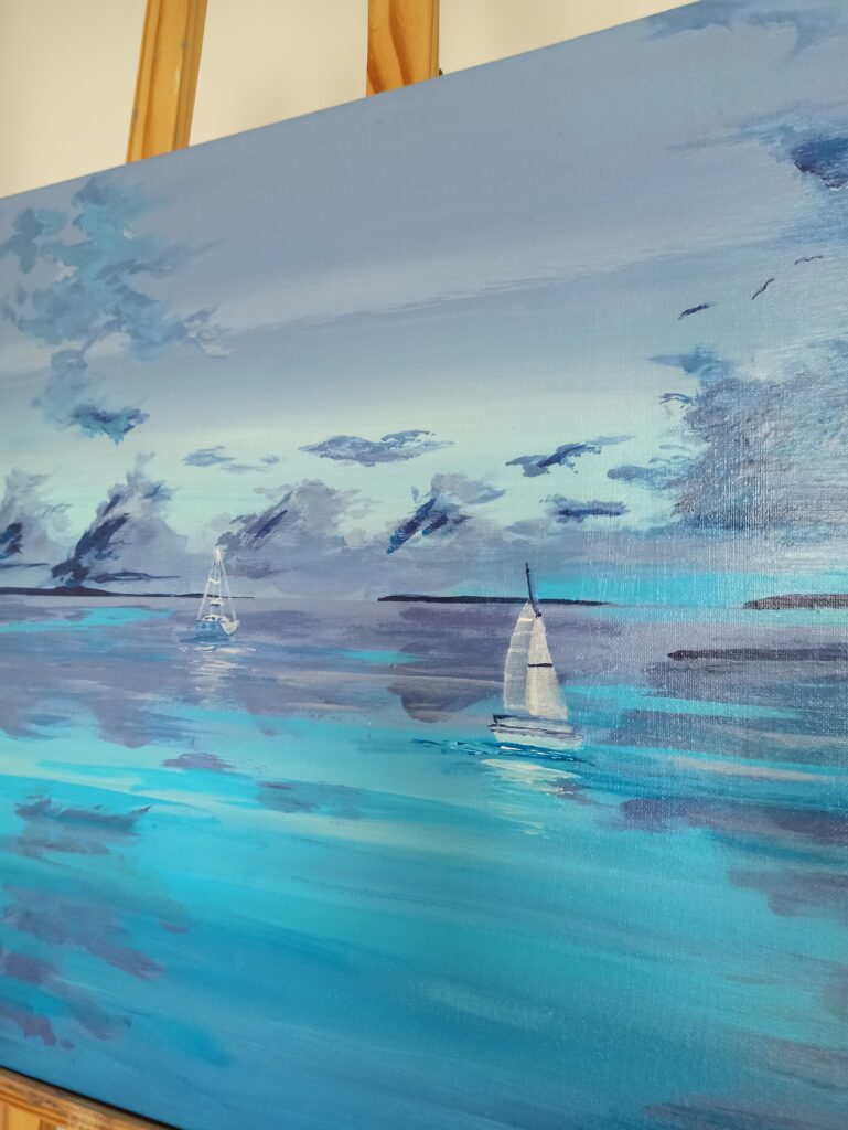 Mały żaglowiec na morzu